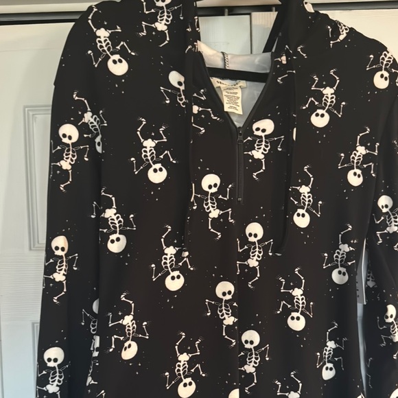 SHOSHO  ONSIE LOUNGEWEAR / PAJAMA Black and White Skull Print  1/4 zip - Picture 3 of 11